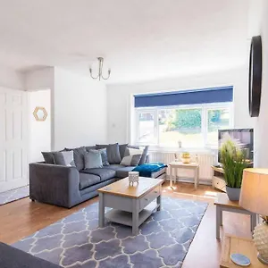 Modern Three Bedroom In United Kingdom