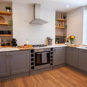 Oxford Street Grand Apartment- Free Evening Parking United Kingdom