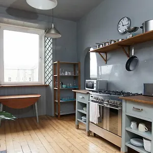  Apartment Trendy Urban Retreat In